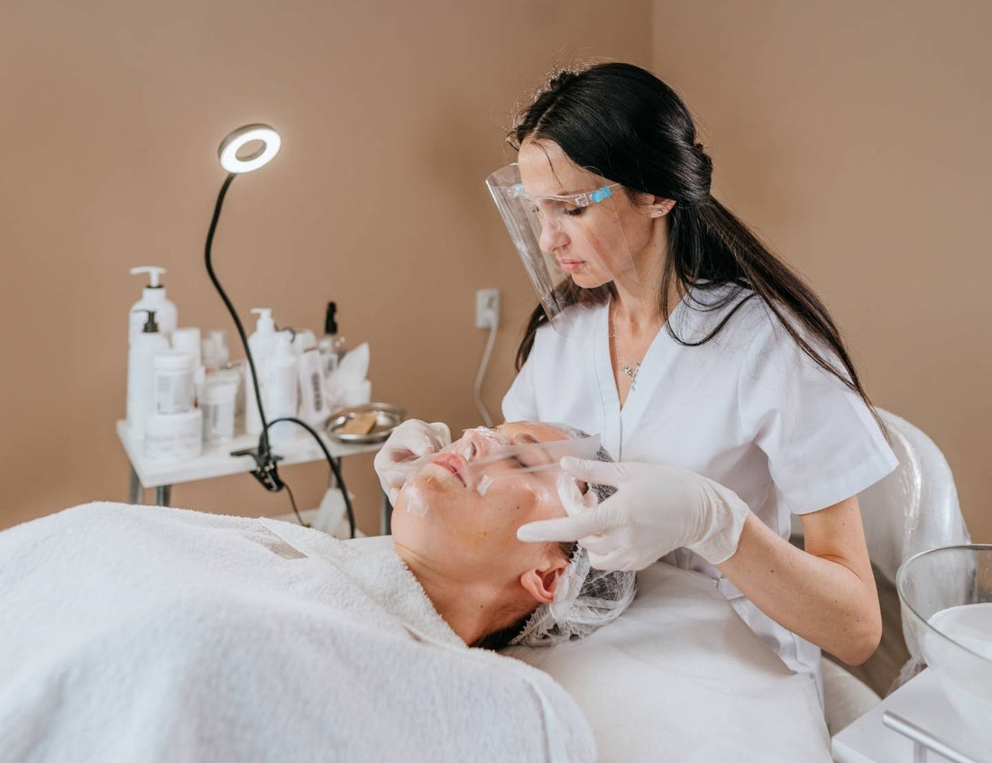 Difference Between an Esthetician and a Dermatologist